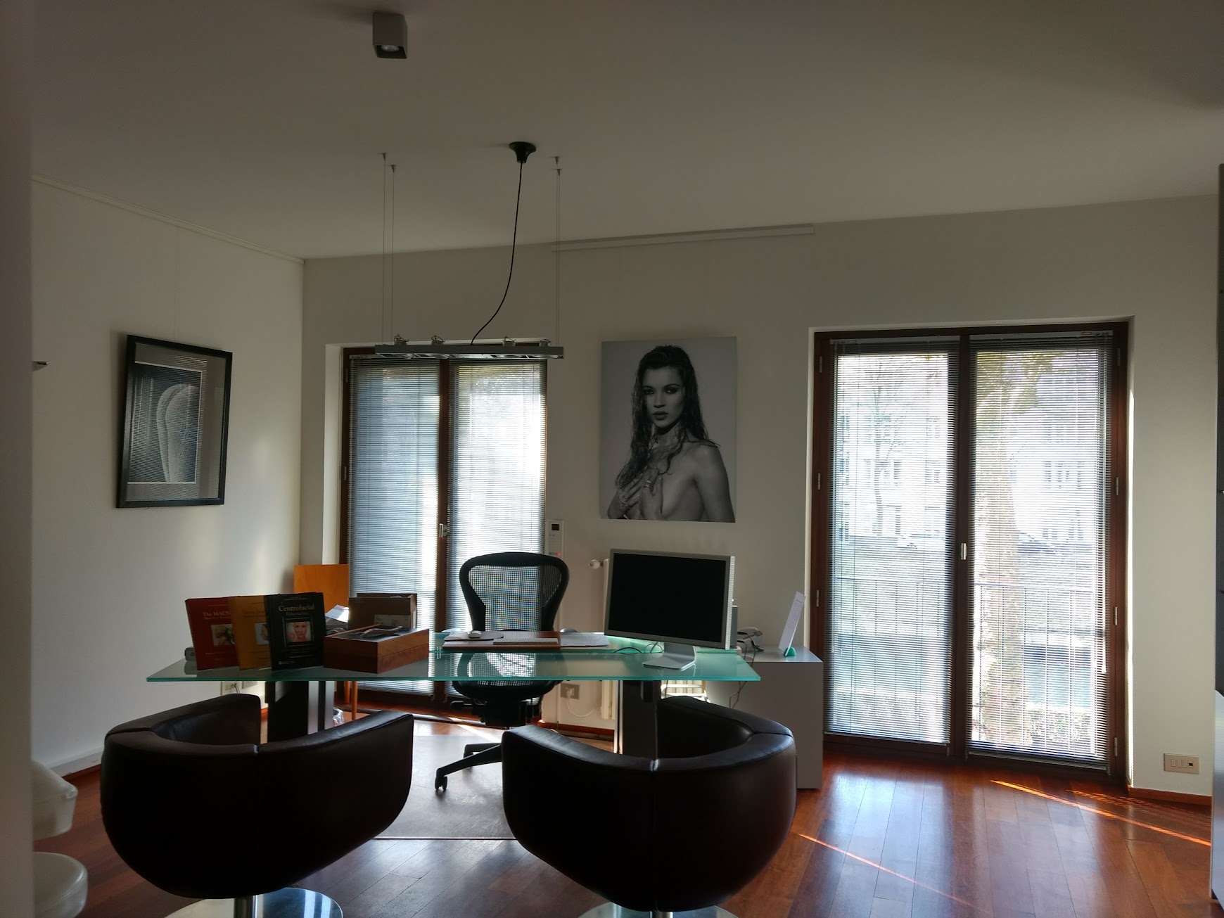 Consulting office with surgical textbooks at the Ghent aesthetic surgery centre
